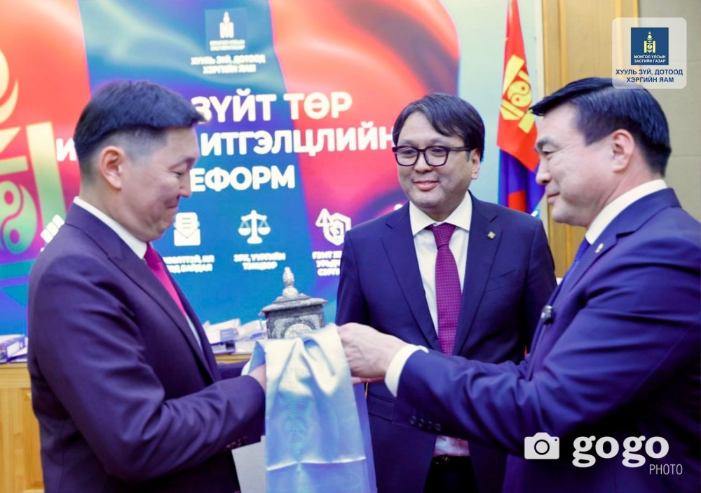 ТОЙМ: Чиндаогийн бүсгүй монголчуудыг бухимдуулж, 45 настай Г.Тэмүүлэн сайдын тамгаа гардлаа